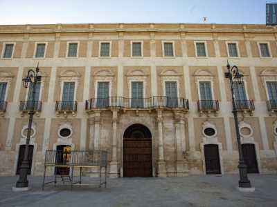 Se la sua facciata scandita da lesene, cornici marcapiano, colonne e architravi decorati � stata da poco ristrutturata...